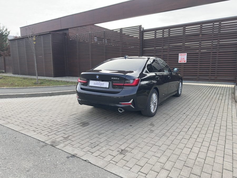 BMW Seria 3 330e Plug-in Hybrid – foto 8